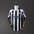 Newcastle United Principal Retrô Camisa 2005